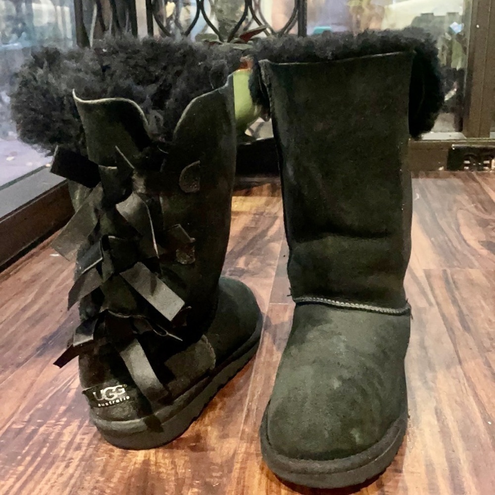 UGG Bailey Bow Black Sheepskin women's Boots Size 4